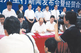 中共中央政治局委員新疆維吾爾自治區(qū)黨委書記王樂泉、山東省副省長王仁元出席集團(tuán)公司烏魯木齊重工工業(yè)園項目簽字儀式
