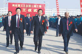 煙臺市常委政法委書記譚偉、萊陽市委書記人大主任楊國強等領(lǐng)導(dǎo)為鴻達(dá)重工二期工程開工儀式剪彩（2009年2月）